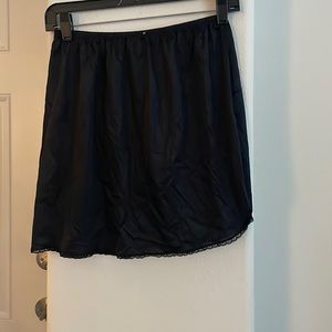 Vanity Fair Black Half Slip Size M